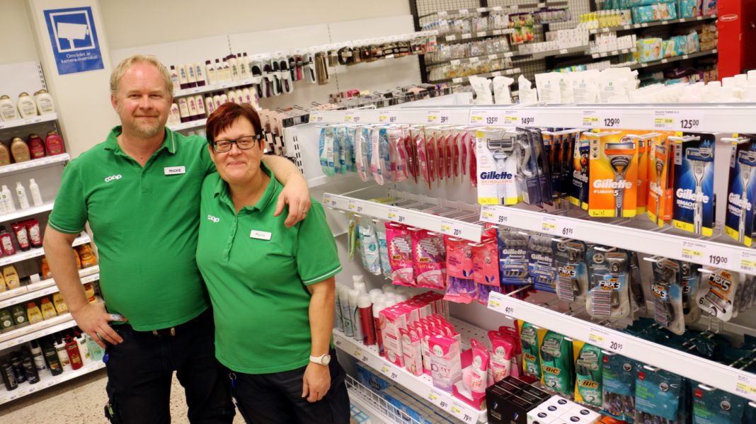 Mikael Nilsson butikschef och Maria Dahl säljchef är mycket nöjda med nya Coop Filipstad. (Foto; NWT)