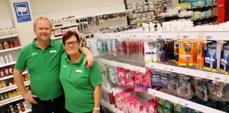 Mikael Nilsson butikschef och Maria Dahl säljchef är mycket nöjda med nya Coop Filipstad. (Foto; NWT)