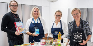 Den centrala köksön blir en naturlig samlingspunkt i Axfoods nya matstudio. Från vänster: Sebastian Johansson, Helena Eshammar, Karin Wenner och Mirjam Kjellén. Foto: Elin Andersson