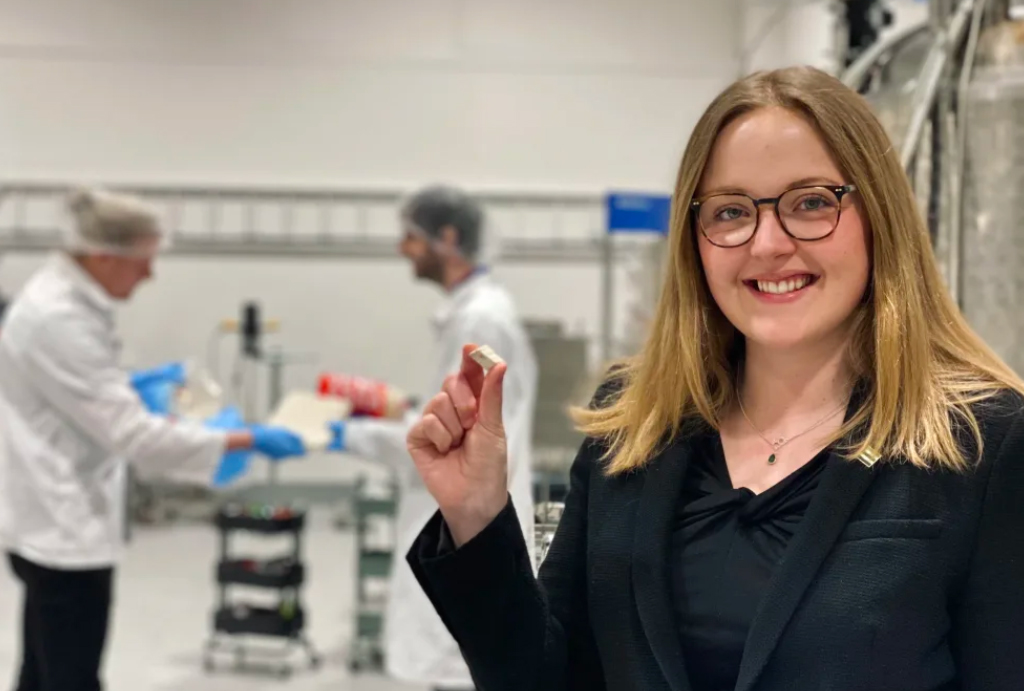 Ebba Fröling, operativ chef på Mycorena, håller upp ett prov av bolagets veganska protein Promyc tillverkat av restprodukter från livsmedelsindustrin.