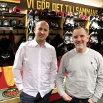 Christoffer Bergfors, vice koncernchef på MAX och herrarnas huvudtränare tillika Luleå Hockey-profilen Thomas "Bulan" Berglund