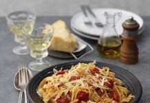 Tagliatelle-med-het-tomatsas