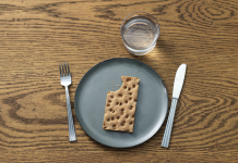 Crispbread and water CO2