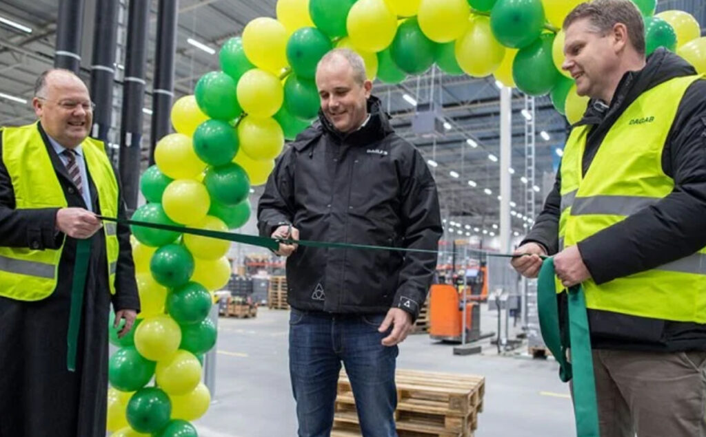 Från vänster i bild: Torkild Strandberg, kommunstyrelsens ordförande i Landskrona, Daniel Månsson, Dagabs kategoriområdeschef och platschef i Landskrona, Nicholas Pettersson, vd på Dagab. Foto: Kaneos Media