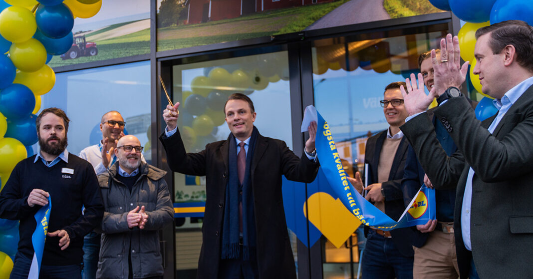 Kommunstyrelseordförande Erik Andersson (M) (mitten) invigde den nya butiken i Täby som blir Lidls 206:e butik i Sverige. Med på bilden är bland andra Christian Sjöström, fastighetschef Stockholm, Lidl Sverige (t.v. om mitten) och Carl Balcer, fastighetsdirektör, Lidl Sverige (t.h. om mitten)